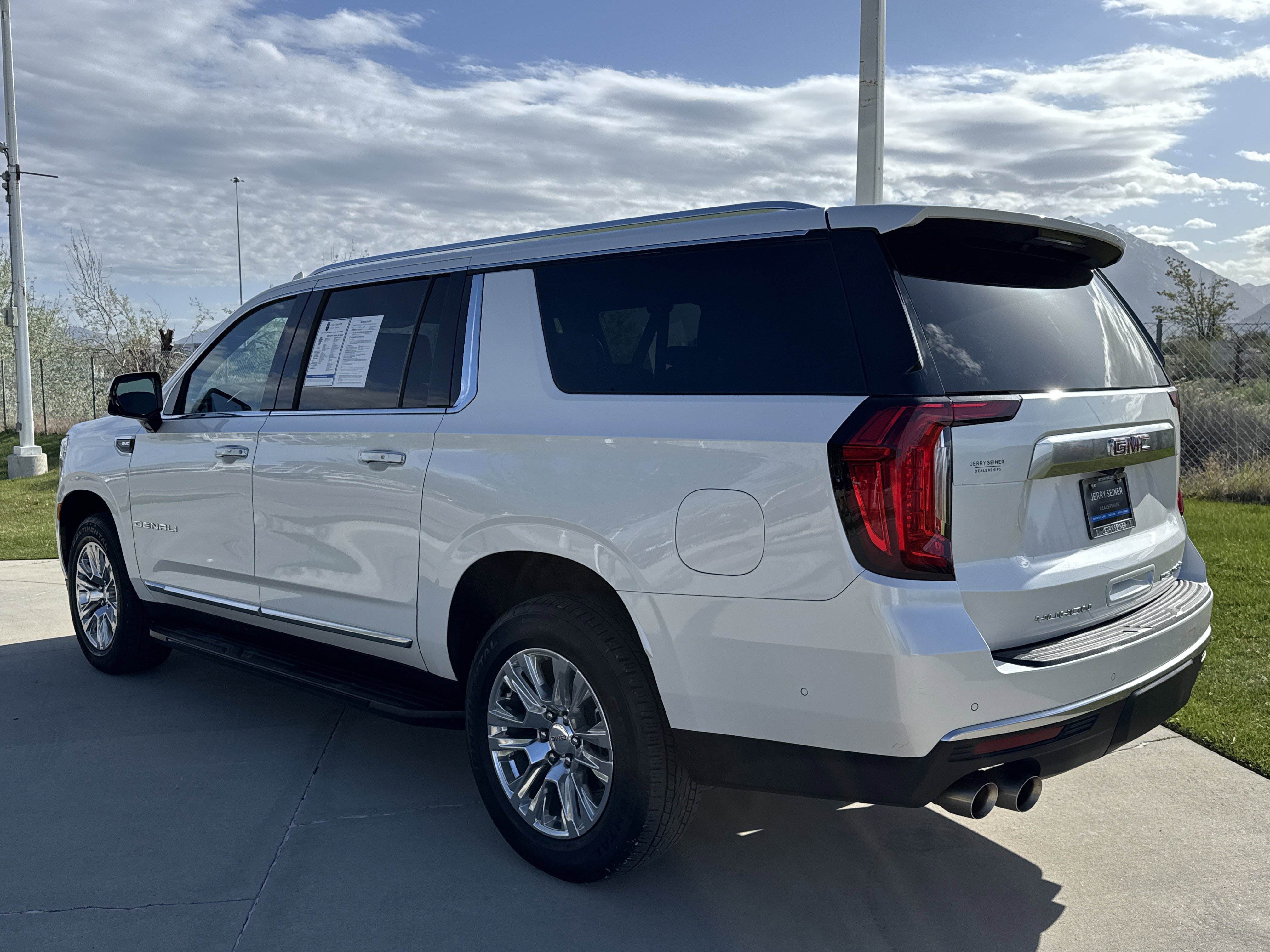 Used 2024 GMC Yukon XL Denali w/ Advanced Technology Package image 3
