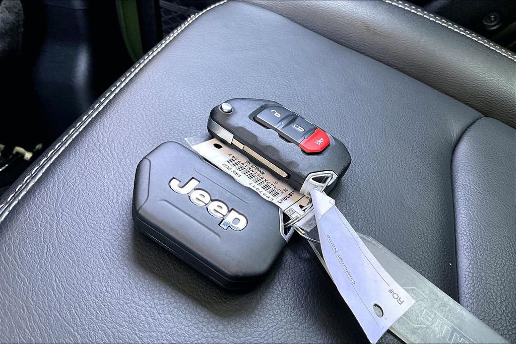 Used 2022 Jeep Wrangler Unlimited Sahara AWD/4WD image 32