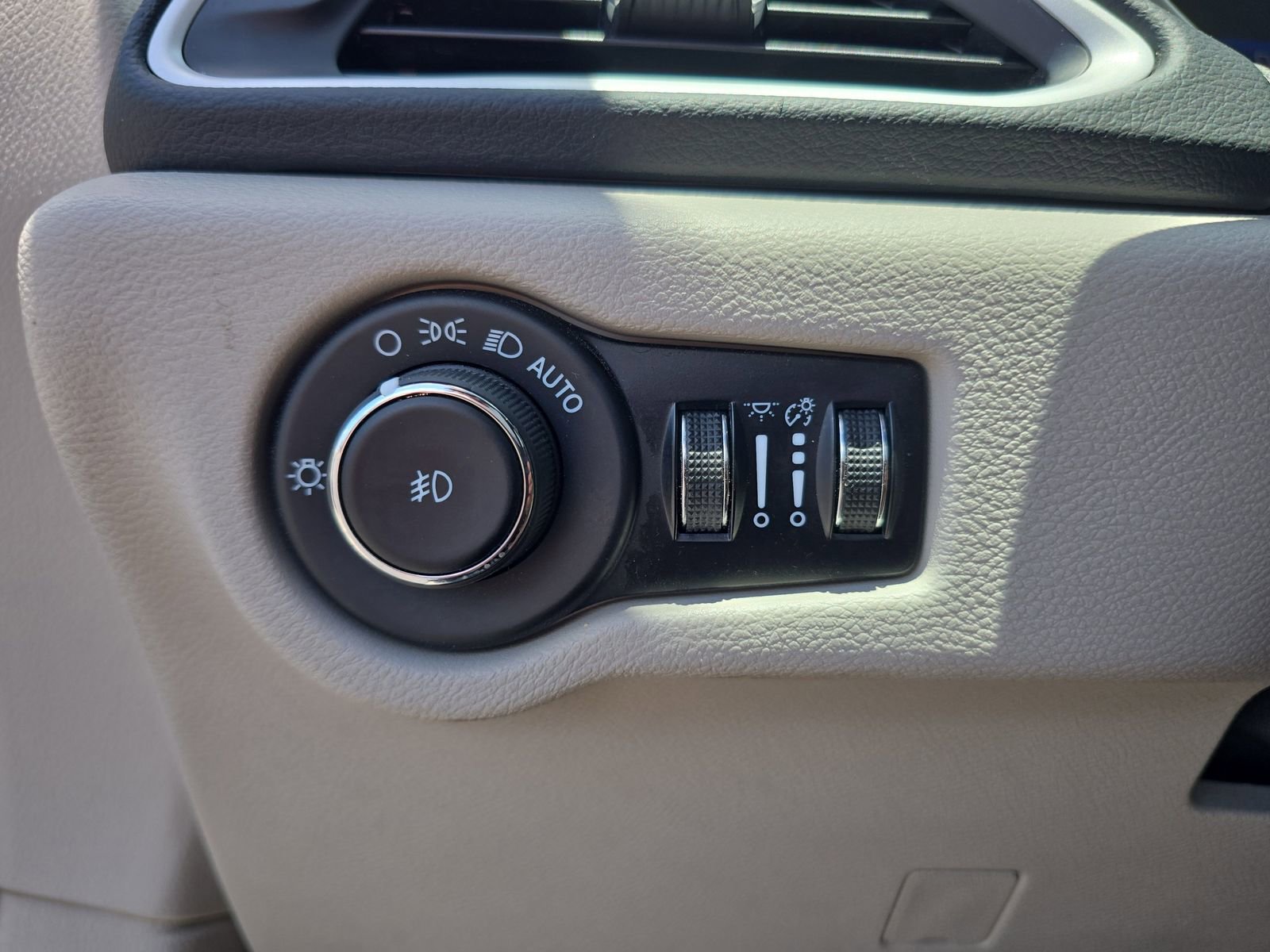 Used 2023 Chrysler Pacifica Touring-L FWD image 20