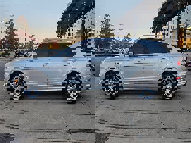 Used 2023 Bentley Bentayga Plug-In Hybrid image 5