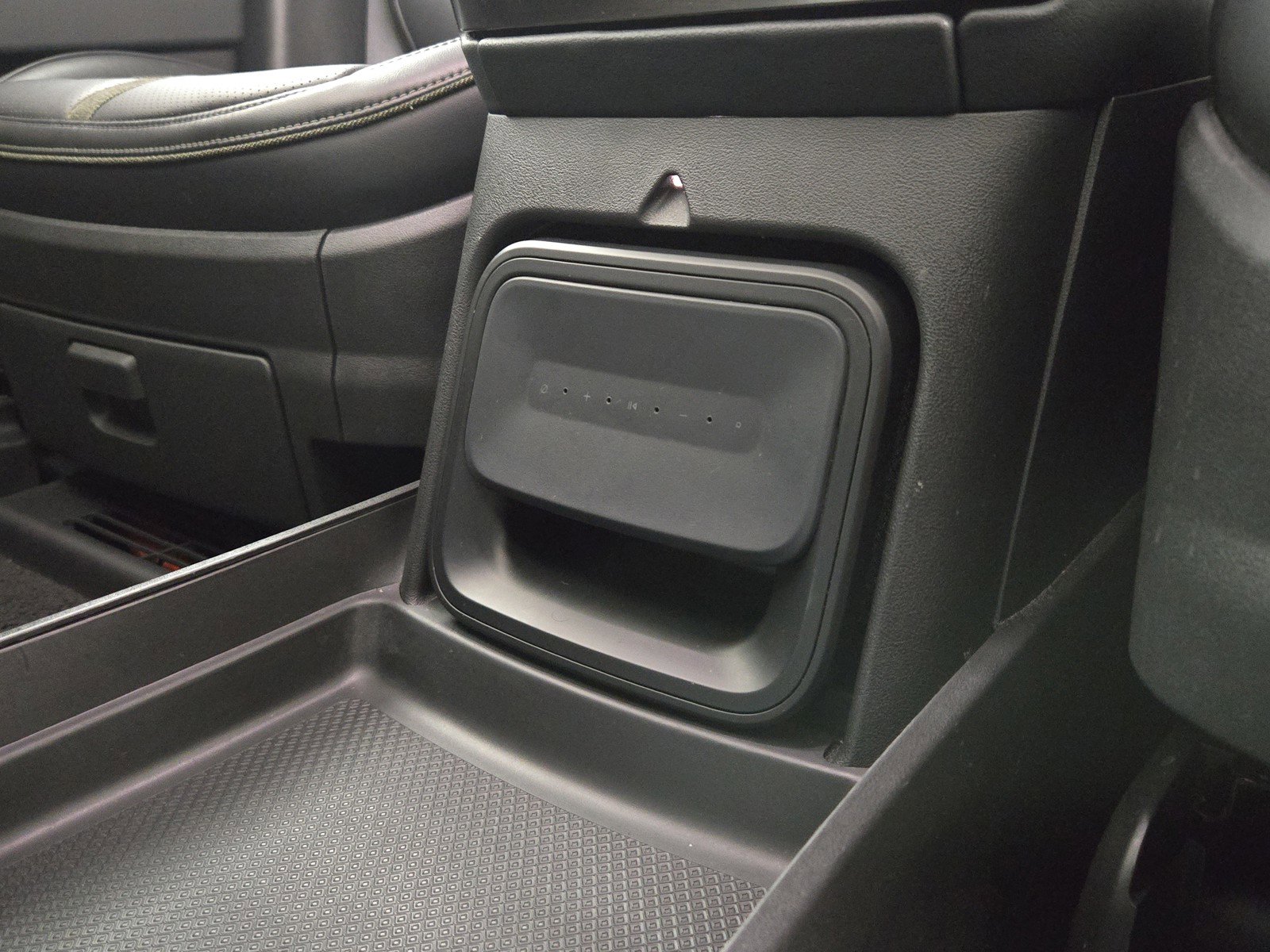 Used 2024 Rivian R1S Adventure AWD/4WD image 33