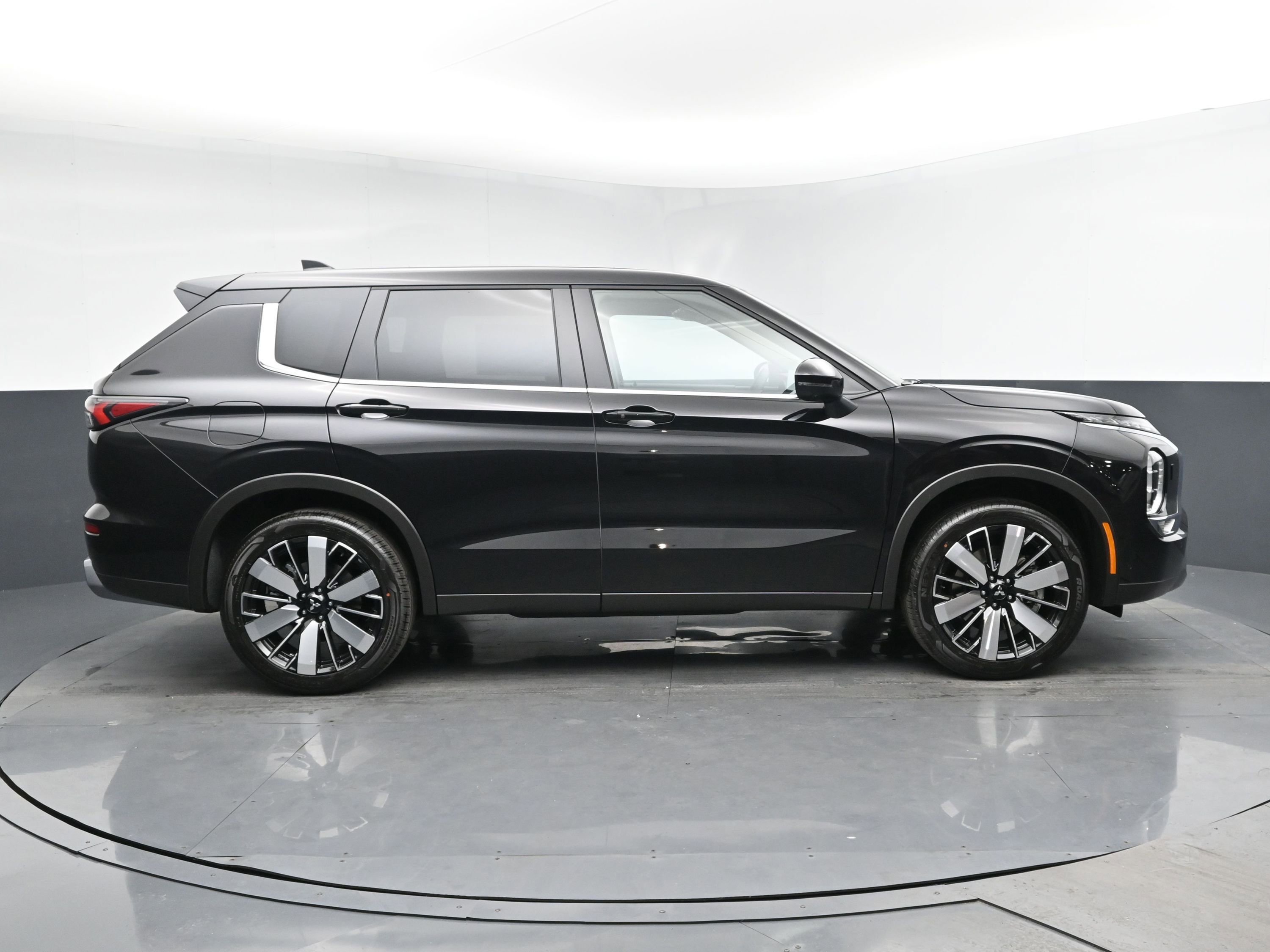 New 2025 Mitsubishi Outlander SE image 3