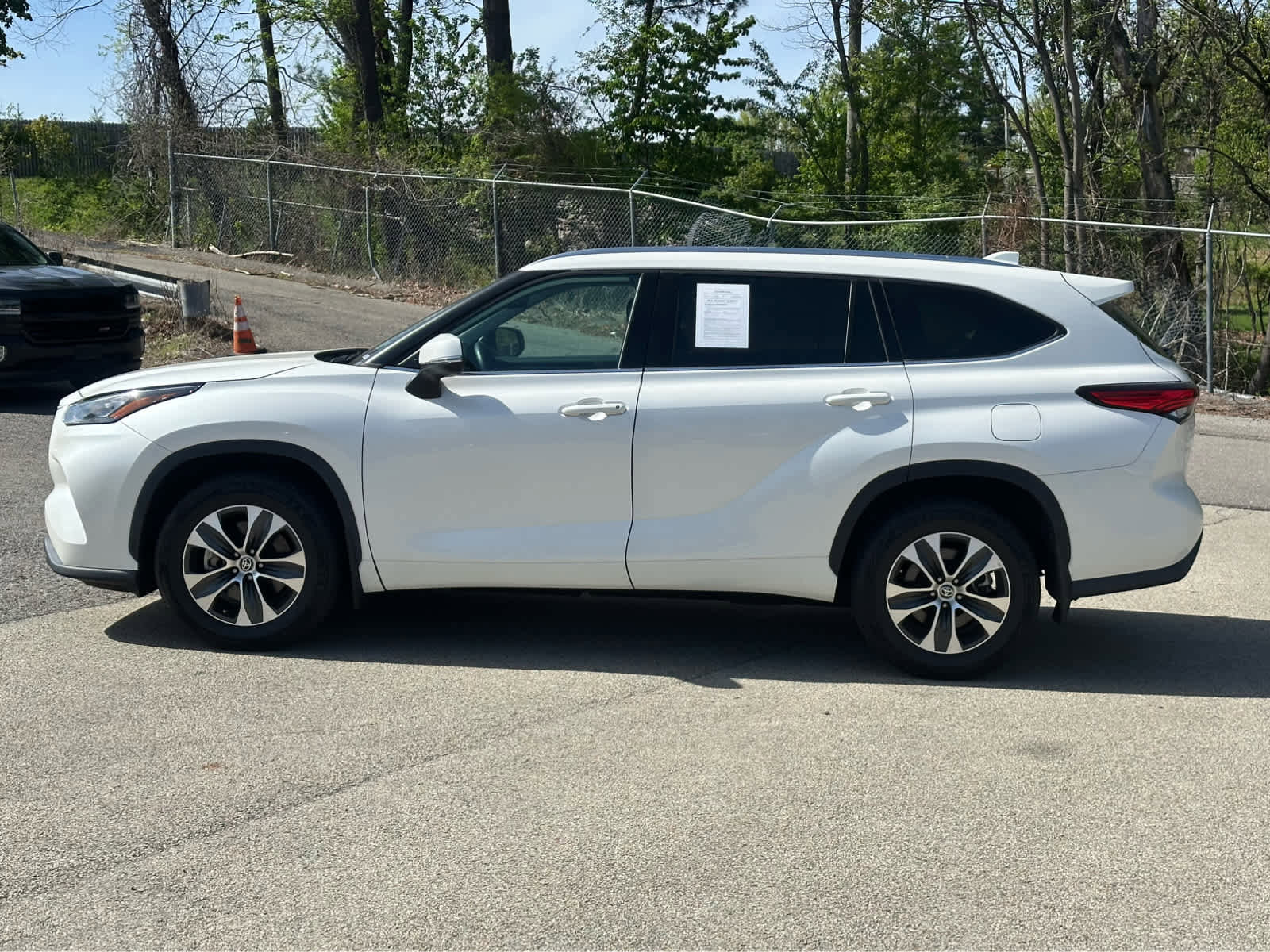 Used 2020 Toyota Highlander XLE AWD/4WD image 4
