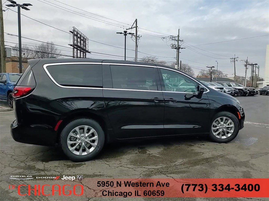 New 2025 Chrysler Pacifica Select AWD/4WD image 4