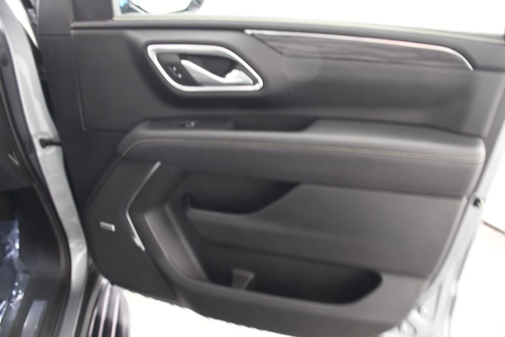 Used 2023 GMC Yukon XL SLT w/ SLT Premium Package image 18