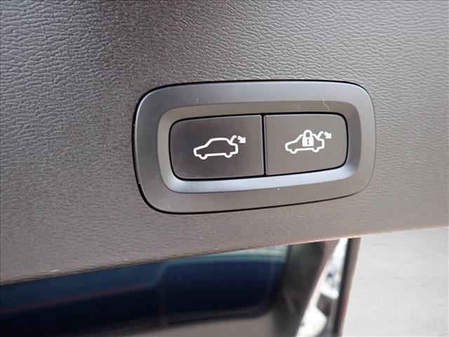 Used 2022 Volvo XC40 T5 R-Design AWD/4WD image 9