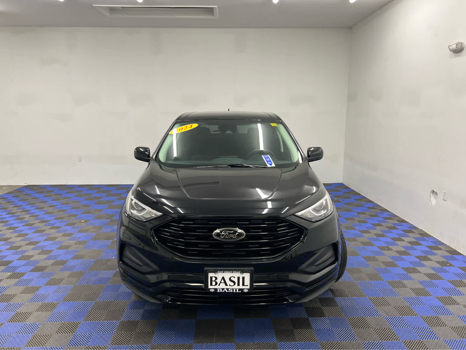 Used 2024 Ford Edge SE w/ Black Appearance Package image 6