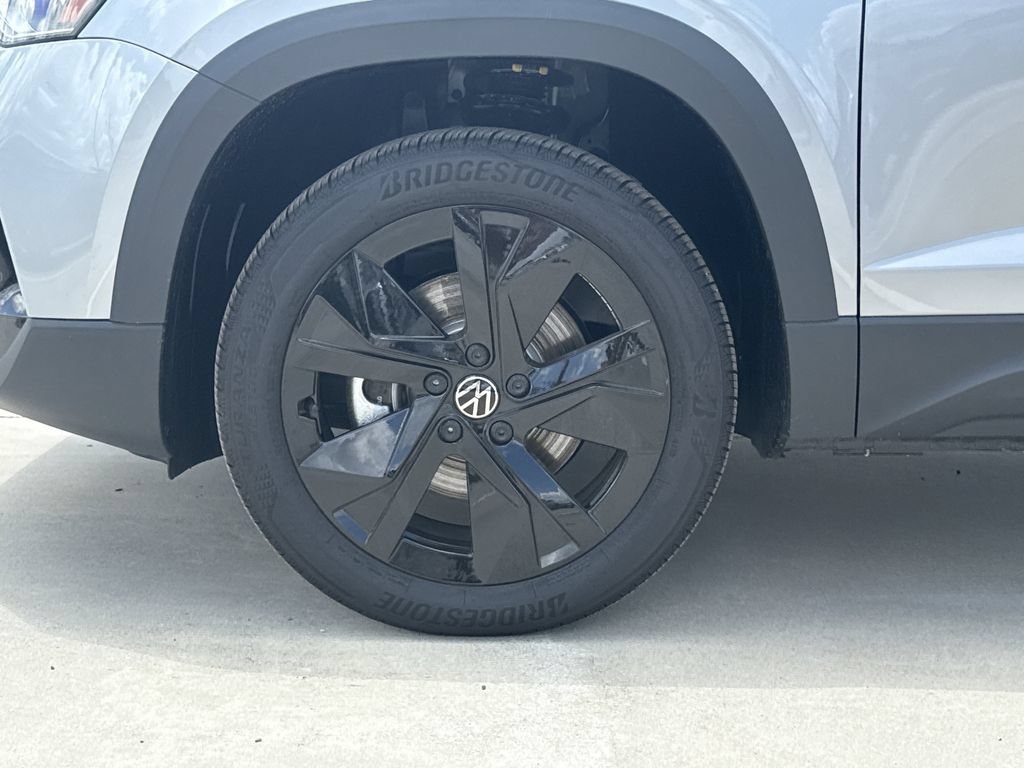 New 2026 Volkswagen Taos SE FWD image 9