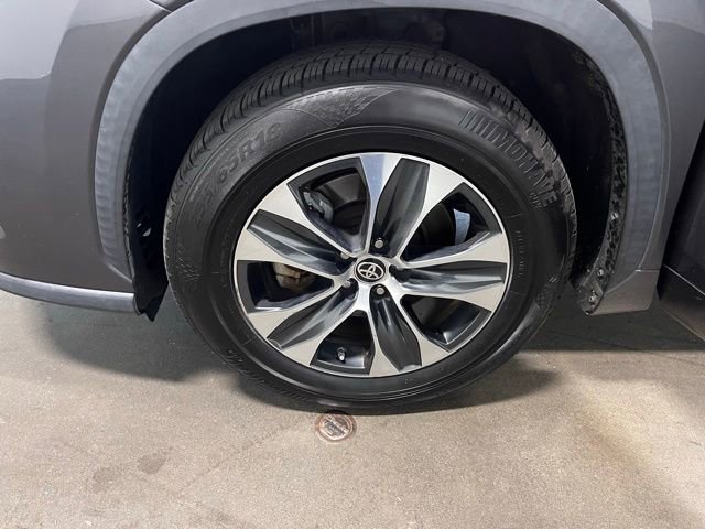 Used 2021 Toyota Highlander XLE FWD image 30