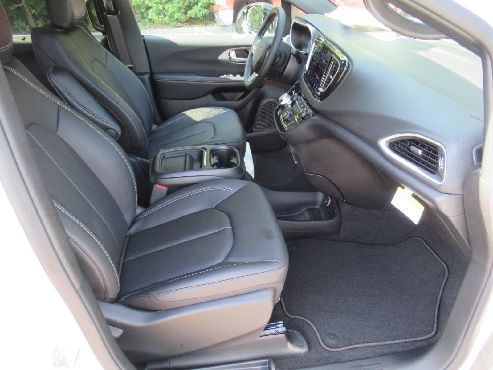 New 2027 Chrysler Pacifica LX FWD image 10