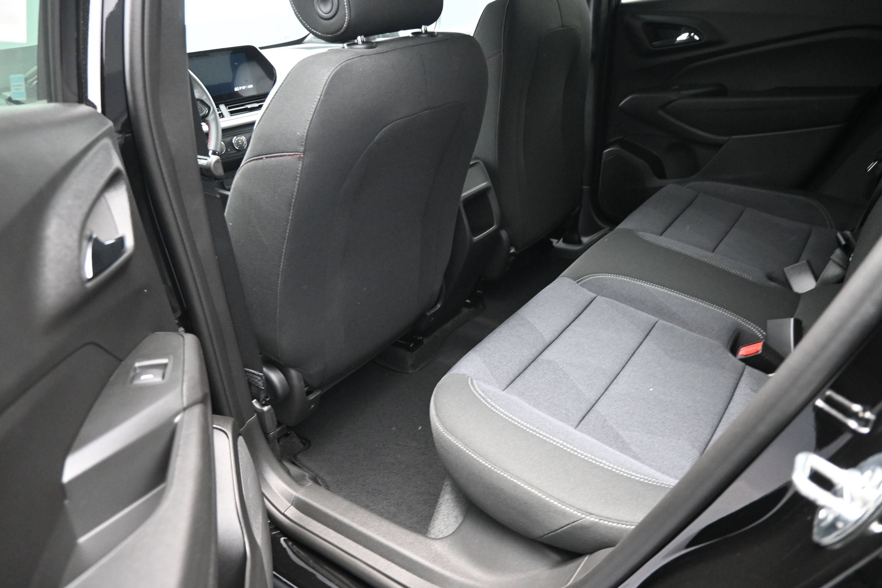 Used 2026 Chevrolet Trax RS w/ Sunroof Package FWD image 23