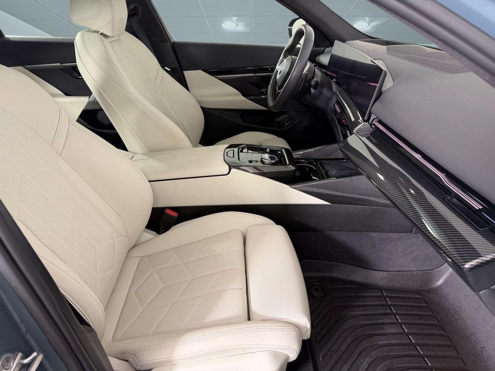 Used 2024 BMW 530i w/ Premium Package RWD image 23