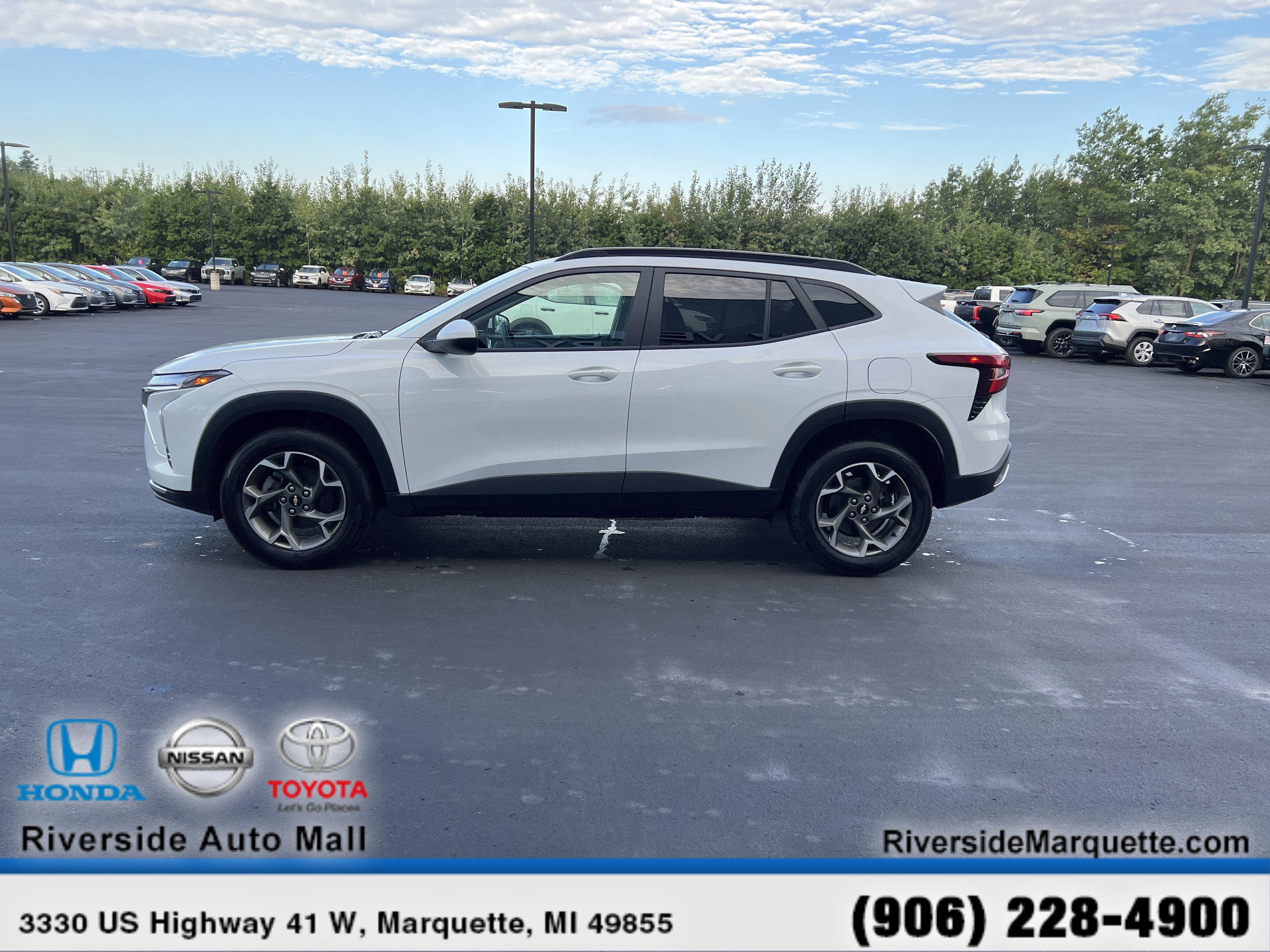 Used 2024 Chevrolet Trax LT w/ LT Convenience Package image 4