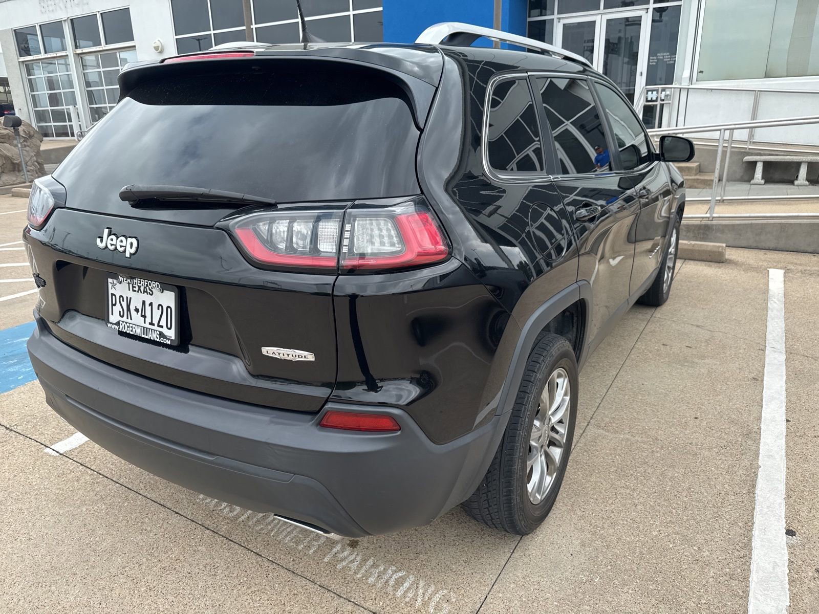 Used 2019 Jeep Cherokee Latitude Plus w/ Comfort/Convenience Group FWD image 7