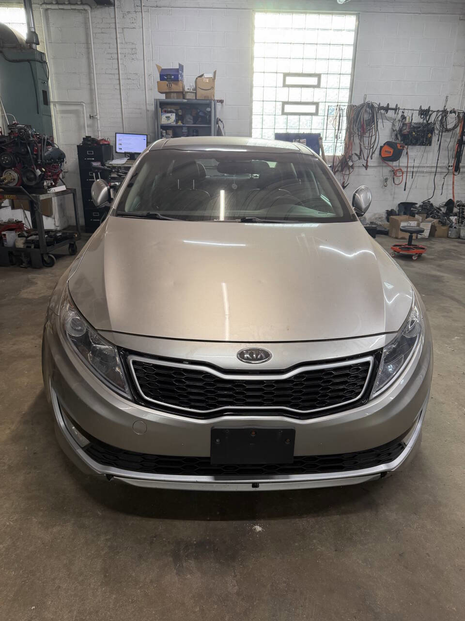 Used 2011 Kia Optima EX w/ Hybrid Premium Technology Pkg FWD image 2