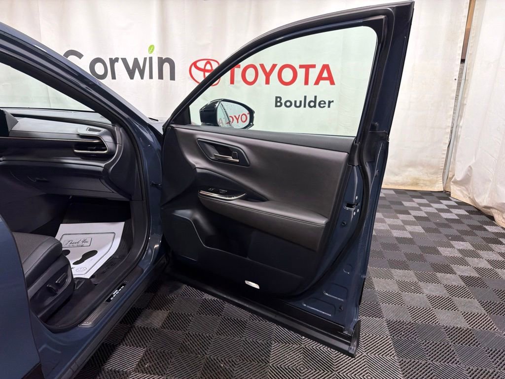 Used 2025 Toyota Crown AWD/4WD image 10