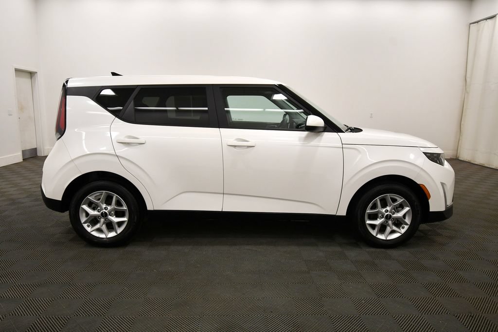 Certified 2025 Kia Soul LX w/ LX Technology Package FWD image 9
