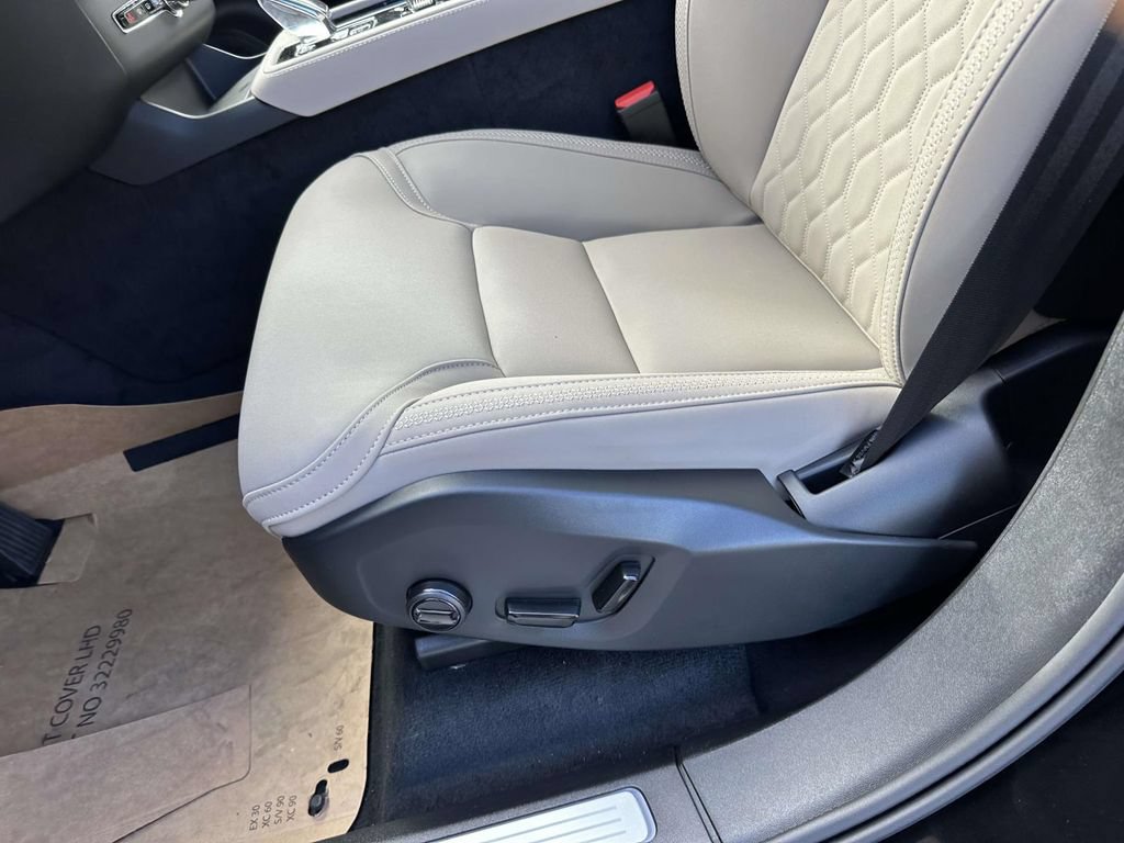 New 2026 Volvo XC90 T8 Plus w/ Protection Package Premier AWD/4WD image 16