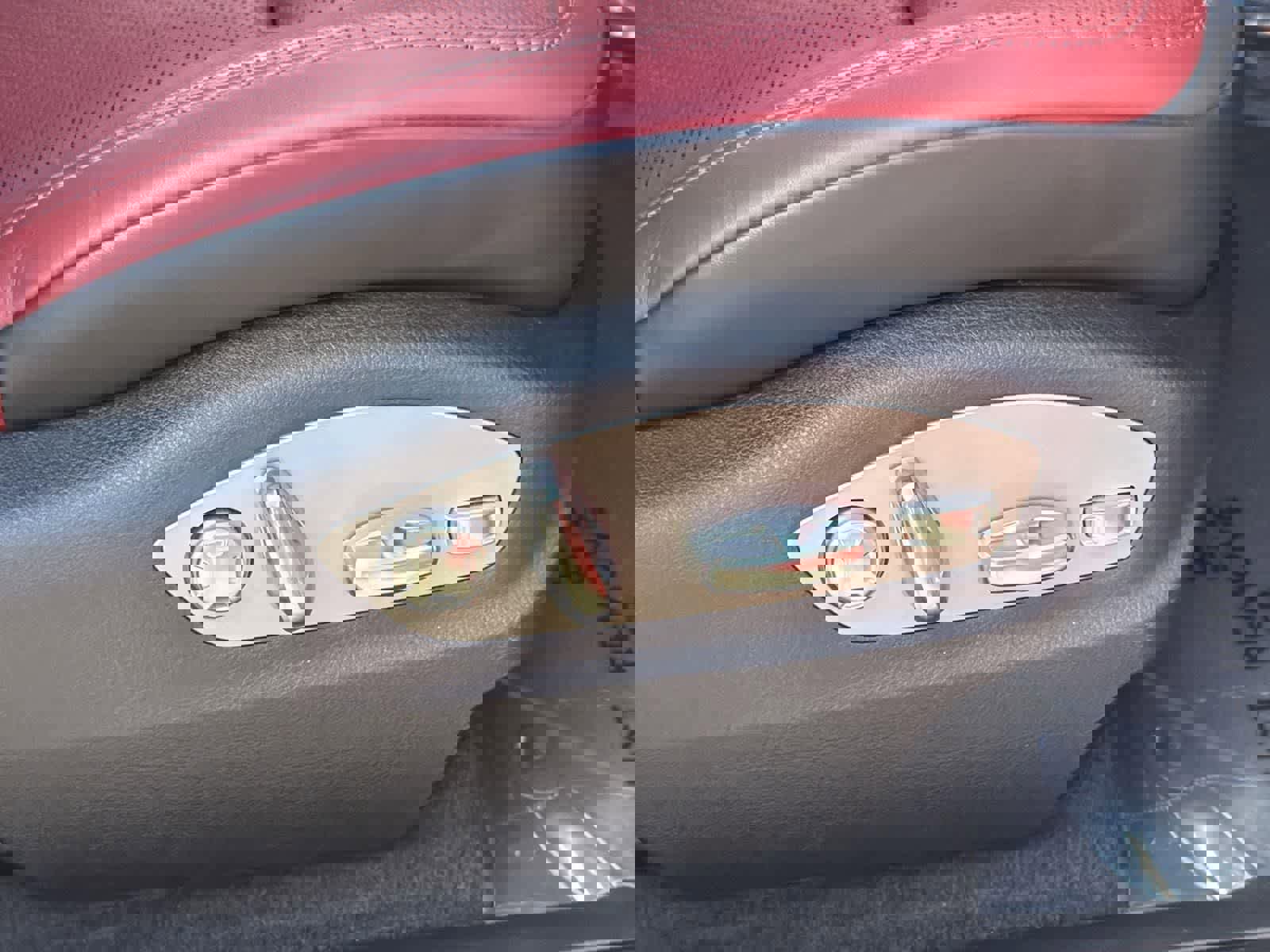 Used 2023 Porsche Macan T image 35