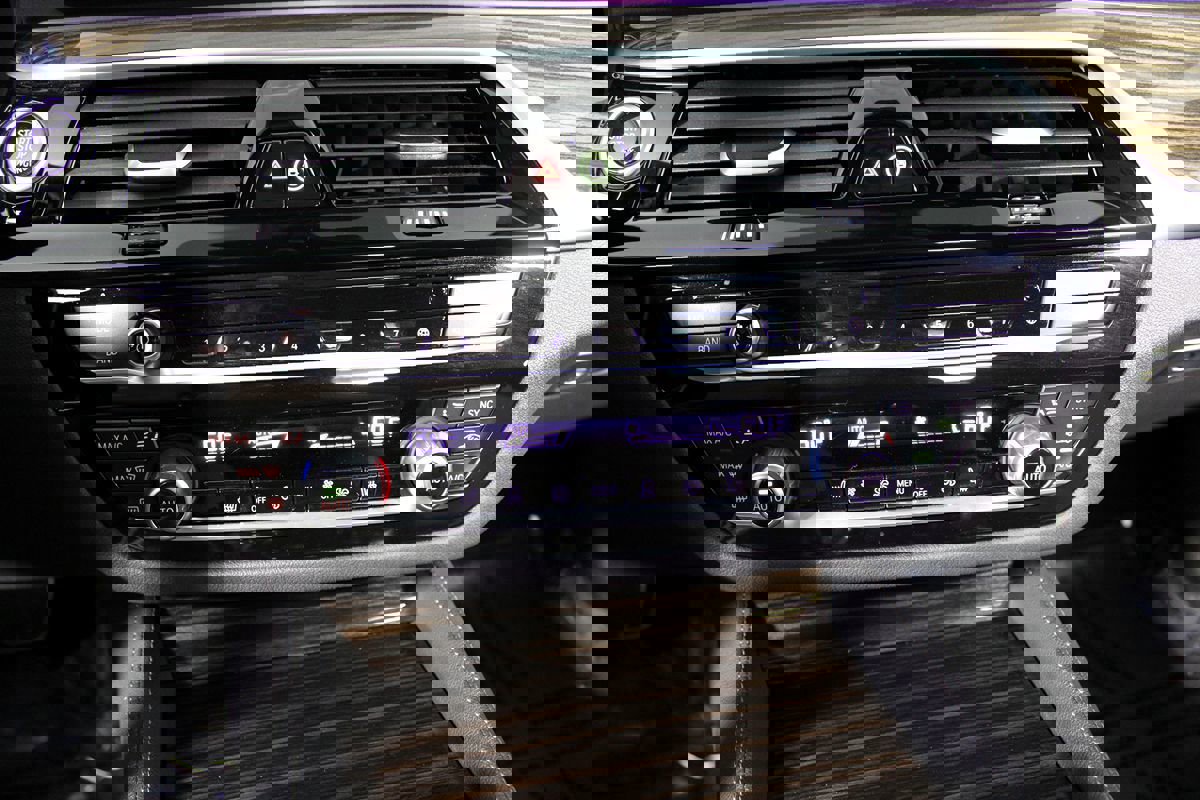 Used 2023 BMW 530e 530e w/ M Sport Package image 23