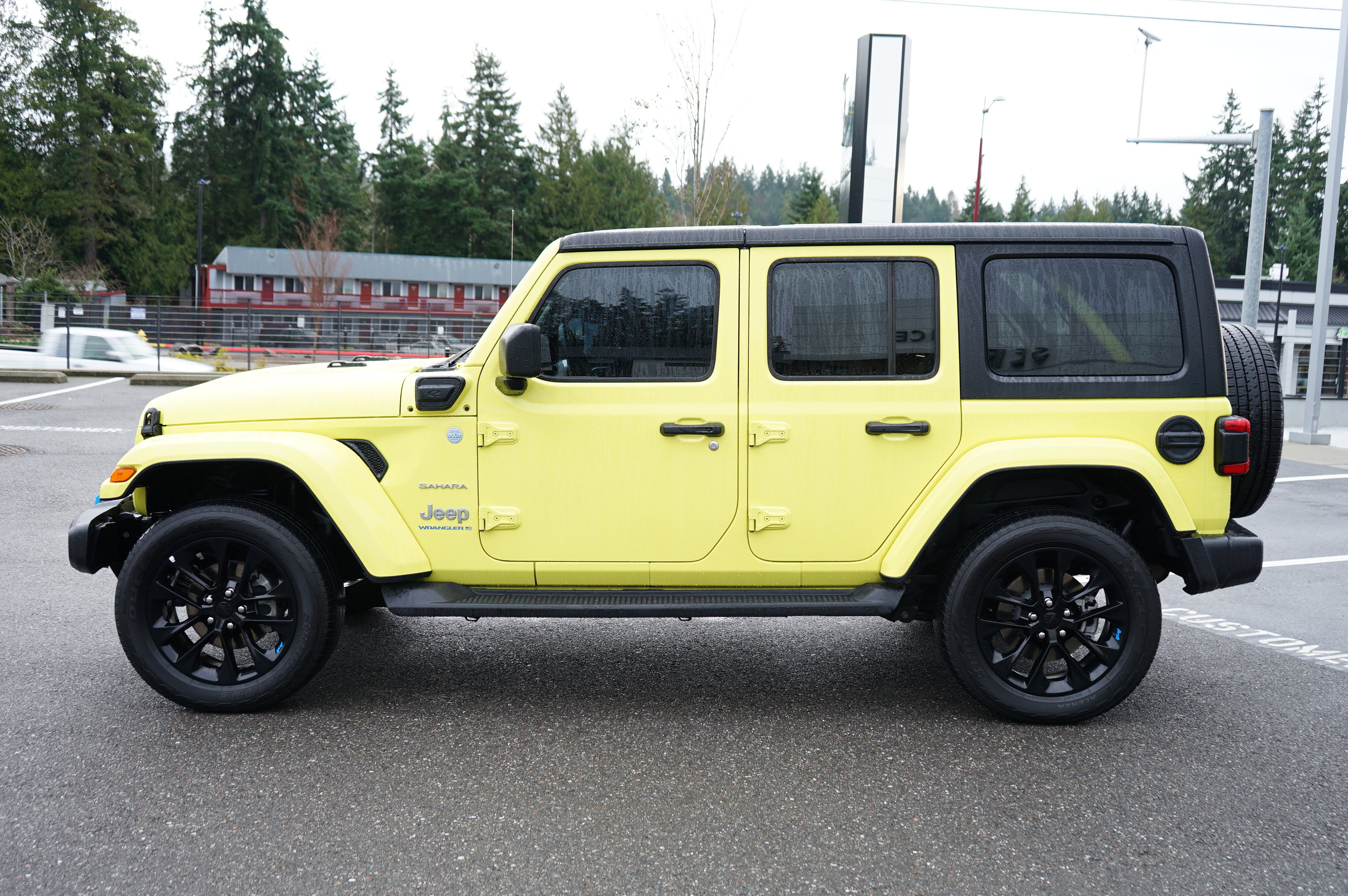 Used 2023 Jeep Wrangler Sahara w/ Cold Weather Group AWD/4WD image 8