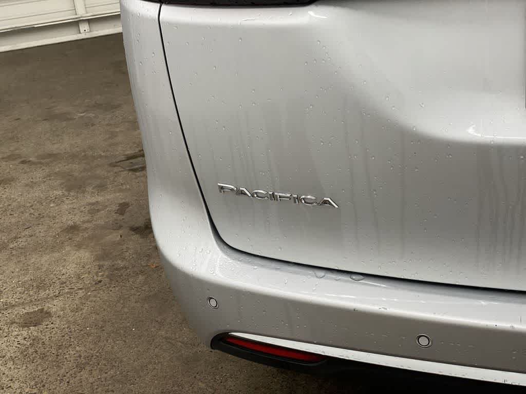 Used 2024 Chrysler Pacifica Touring-L FWD image 10