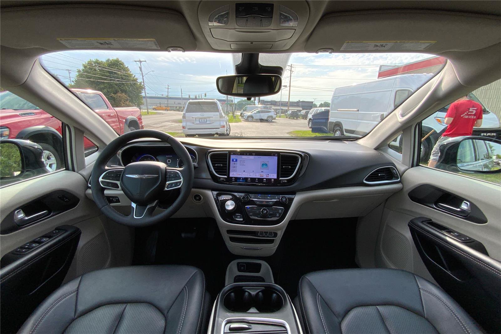 Used 2024 Chrysler Pacifica Touring-L FWD image 32