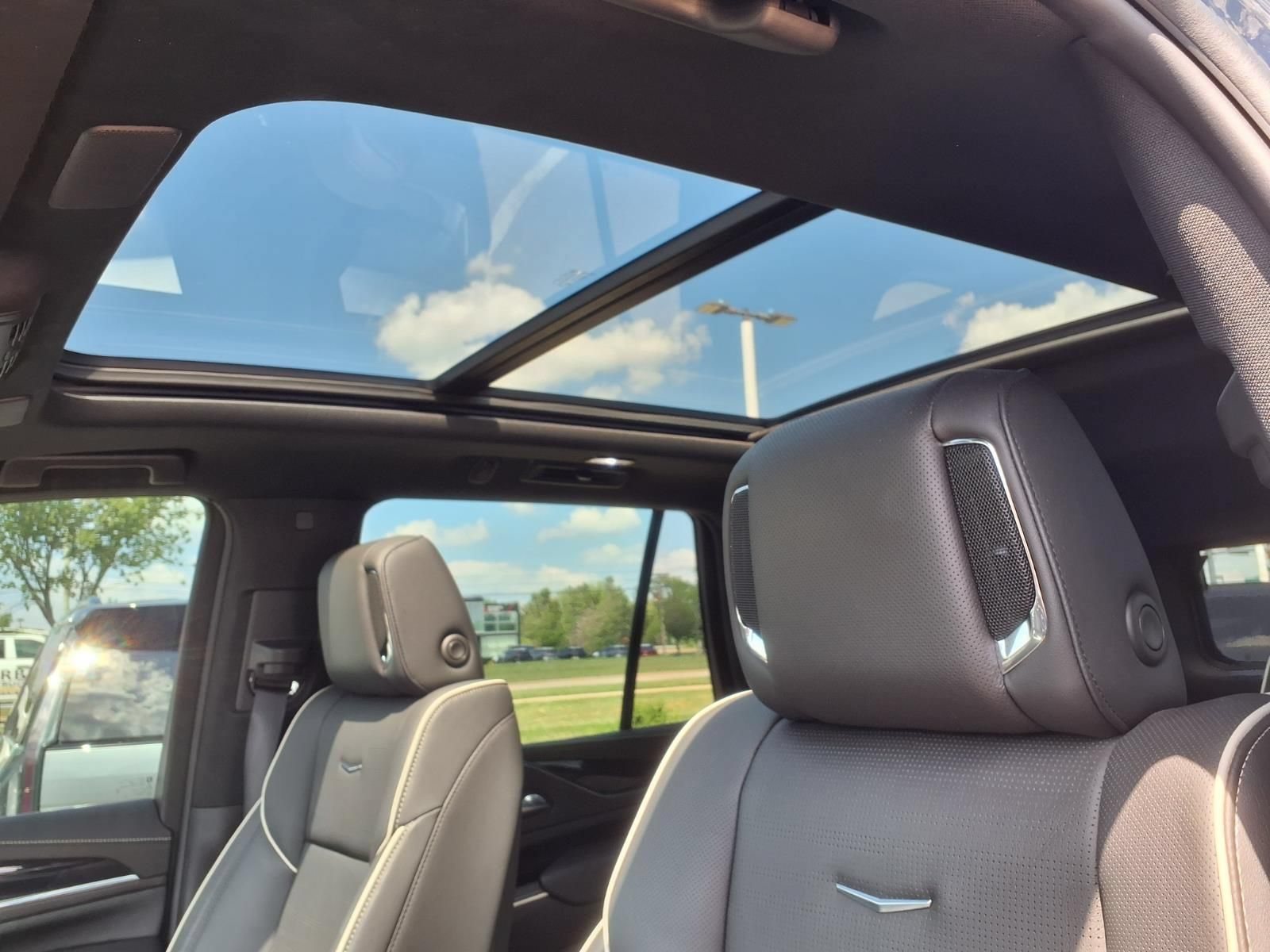 Used 2023 Cadillac Escalade Sport w/ LPO, ONYX Package AWD/4WD image 19