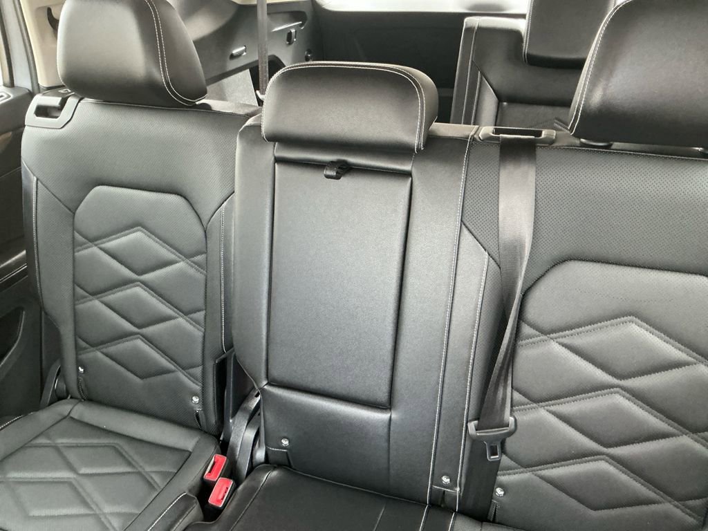 Used 2025 Volkswagen Atlas SE image 13