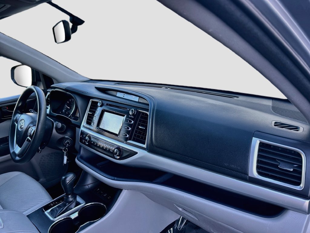 Used 2016 Toyota Highlander LE AWD/4WD image 28