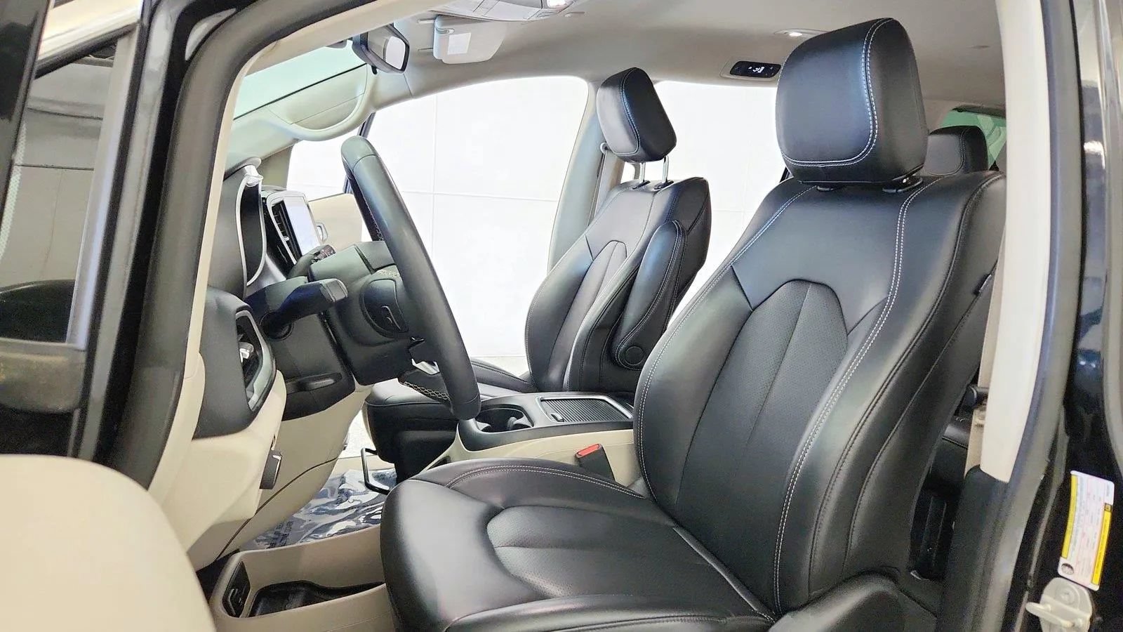 Used 2023 Chrysler Pacifica Touring-L FWD image 19