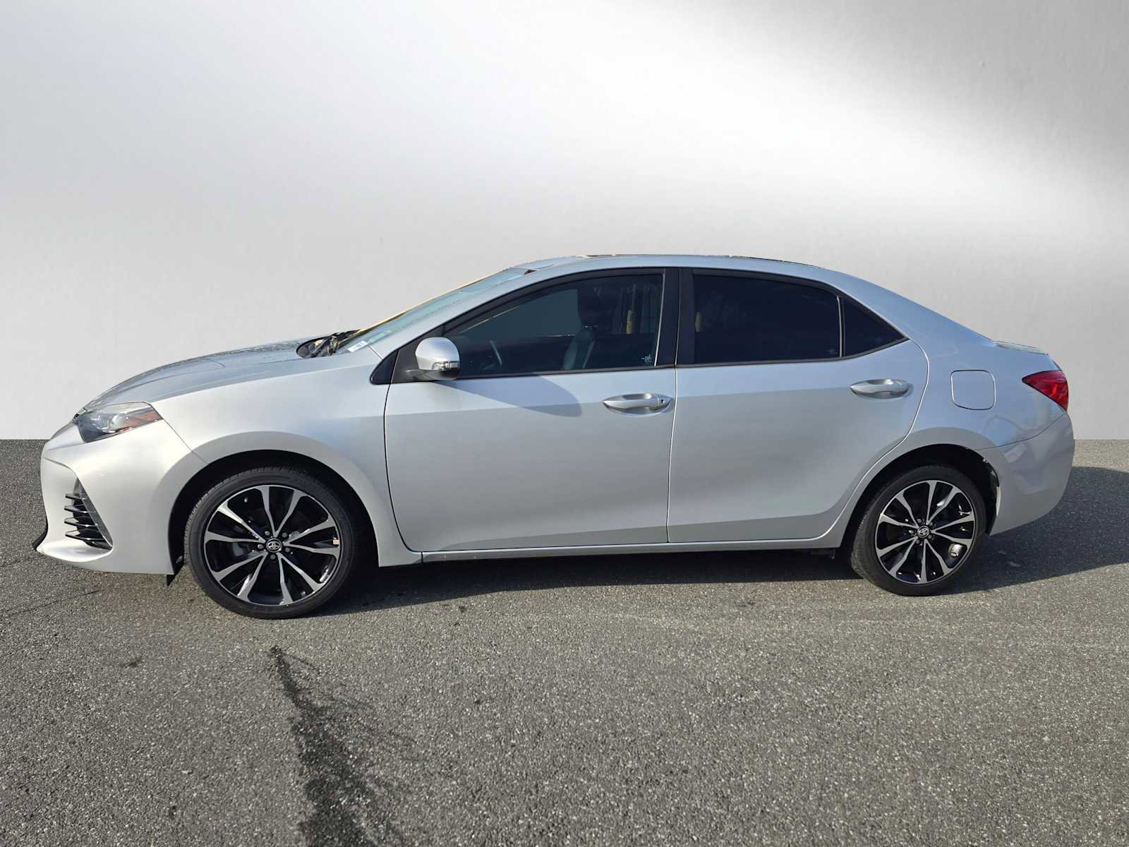 Used 2017 Toyota Corolla XSE image 6