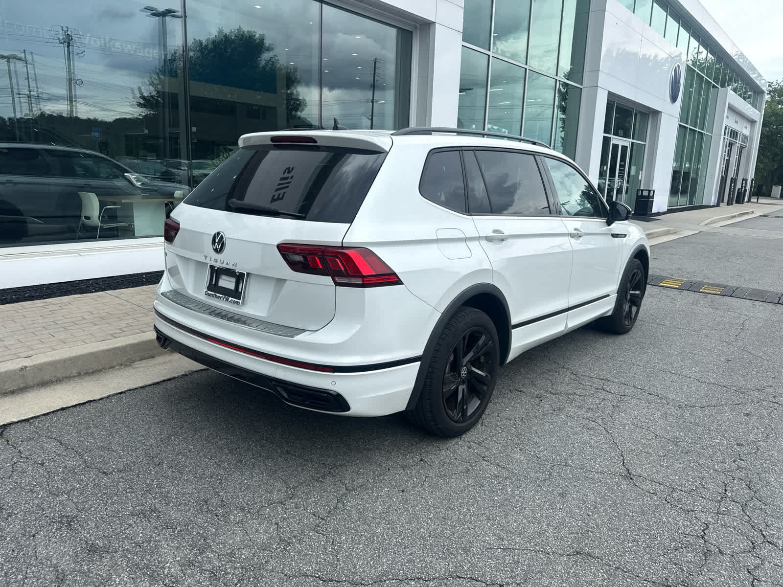 Certified 2023 Volkswagen Tiguan SE R-Line FWD image 9