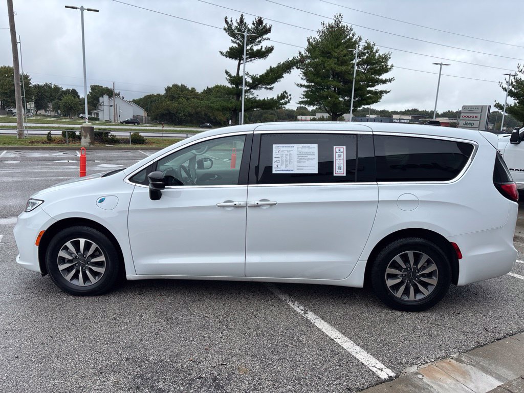 Used 2024 Chrysler Pacifica Limited FWD image 5