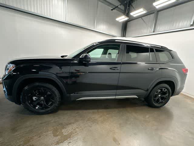 Used 2025 Volkswagen Atlas Peak Edition SE AWD/4WD image 2
