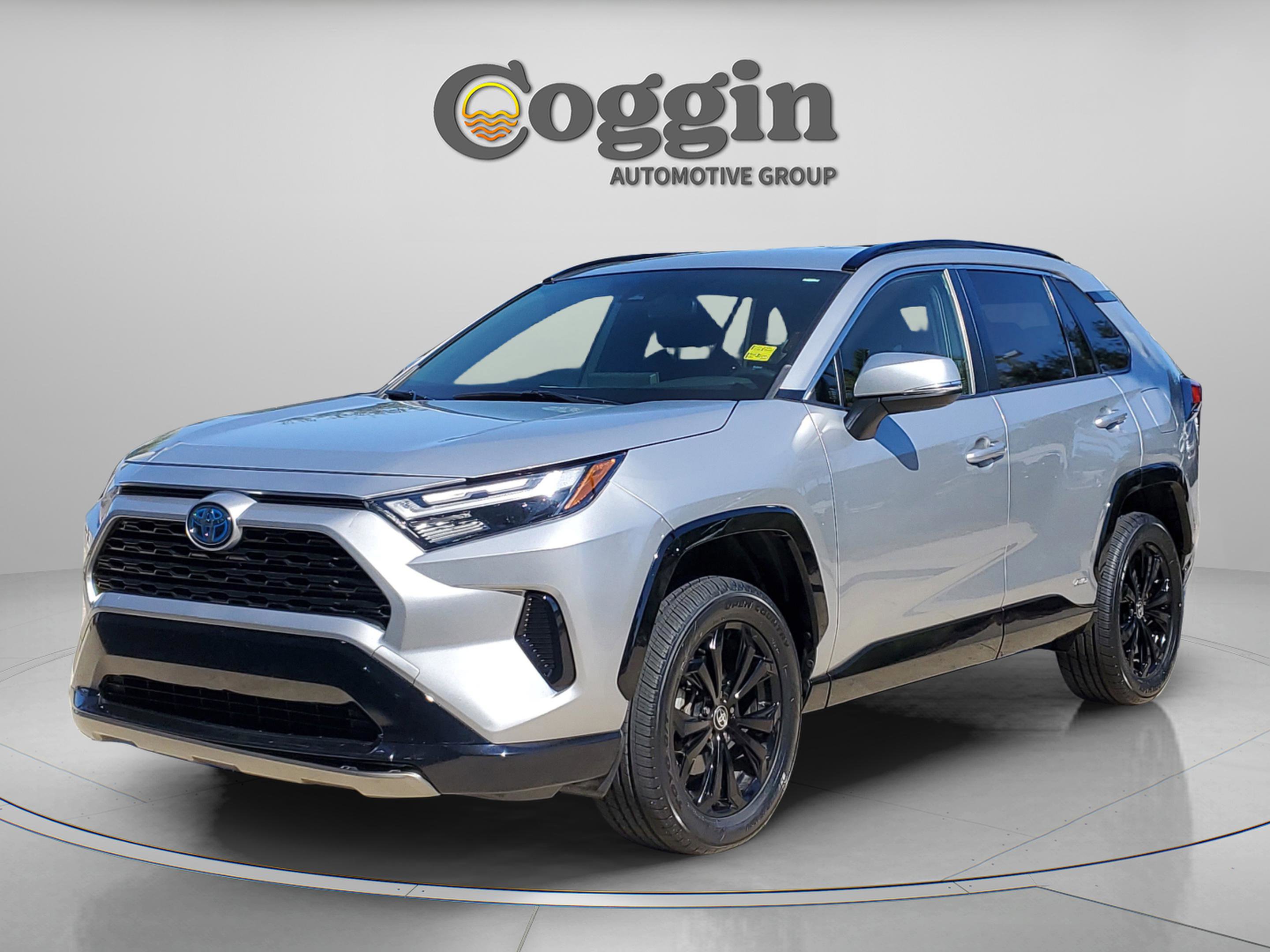 Used 2022 Toyota RAV4 SE image 2