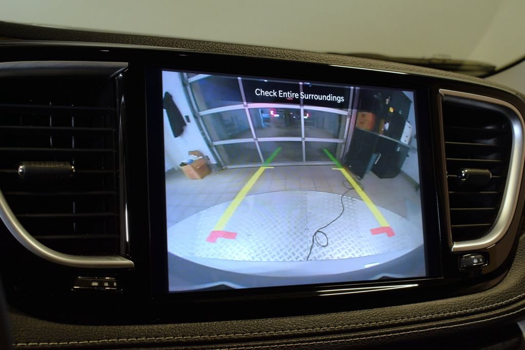 Used 2023 Chrysler Pacifica Limited AWD/4WD image 24