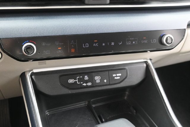 Used 2025 Kia Carnival EX FWD image 23