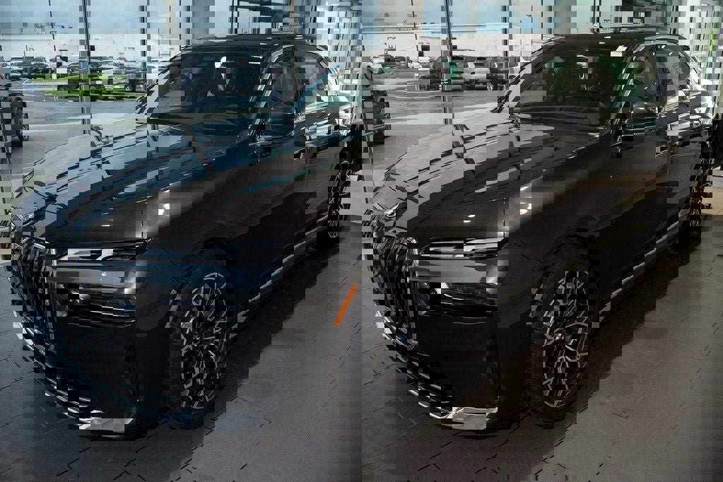 Used 2025 BMW i7 eDrive50 w/ Premium Package RWD image 3