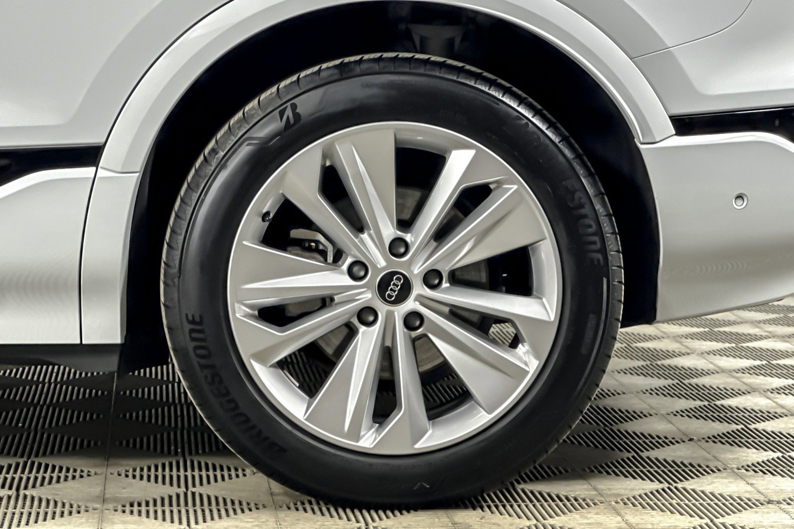 Used 2025 Audi Q6 e-tron Premium w/ Convenience Package image 25