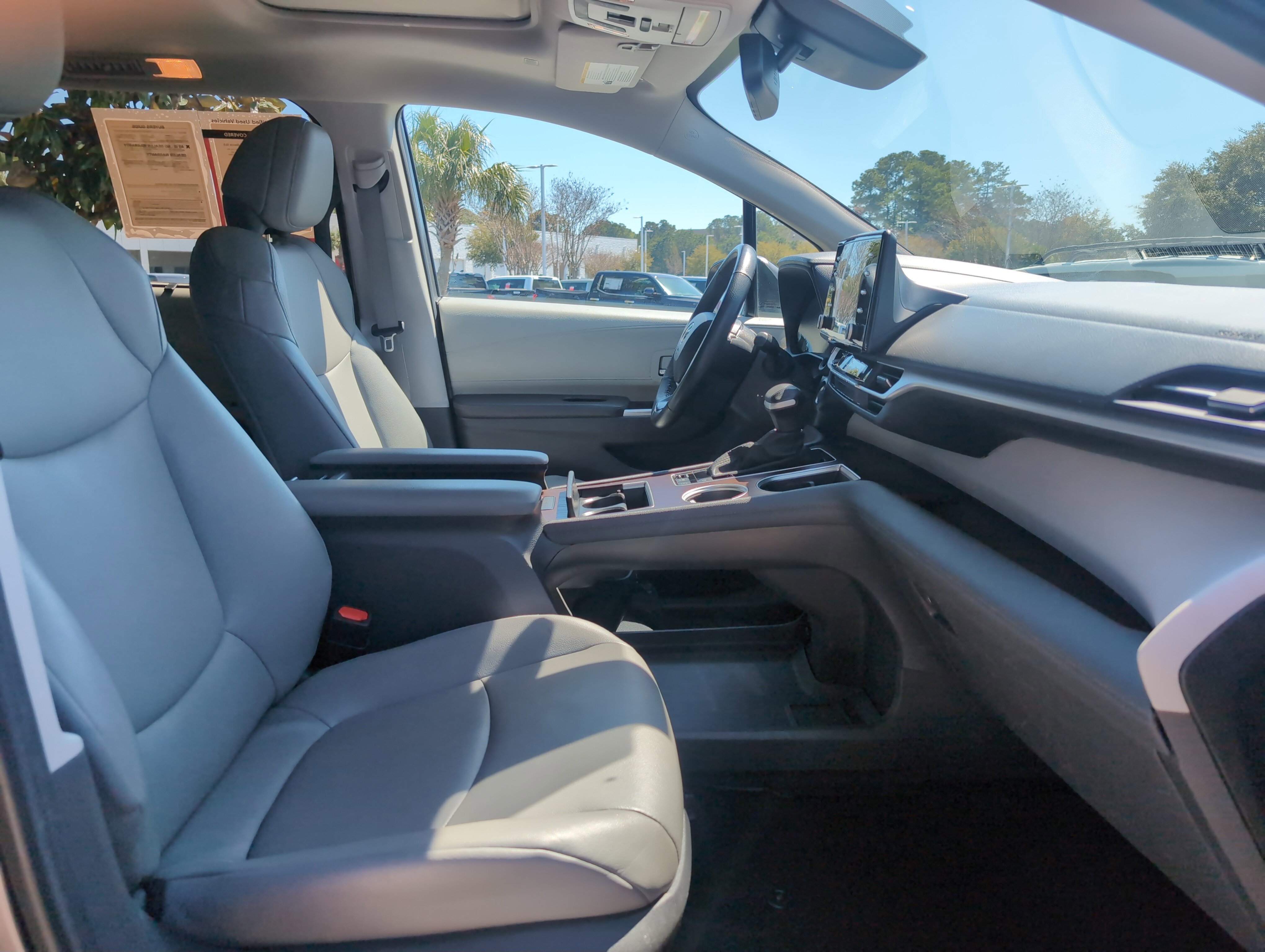 Certified 2024 Toyota Sienna XLE FWD image 32