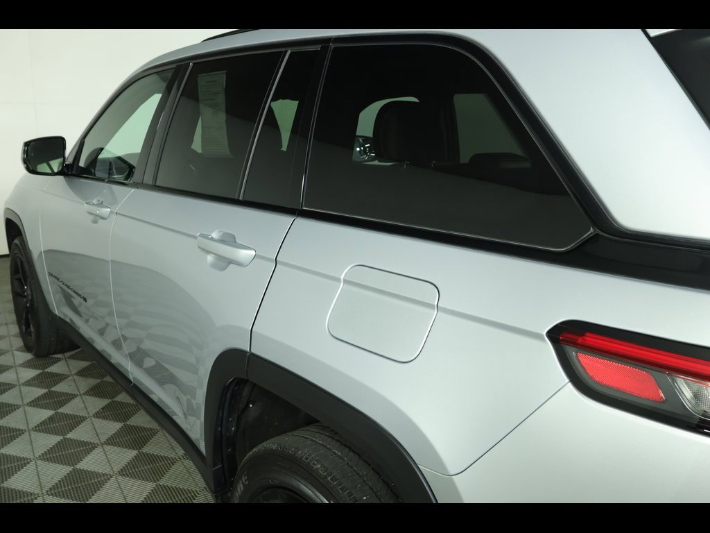 Used 2023 Jeep Grand Cherokee Altitude image 17