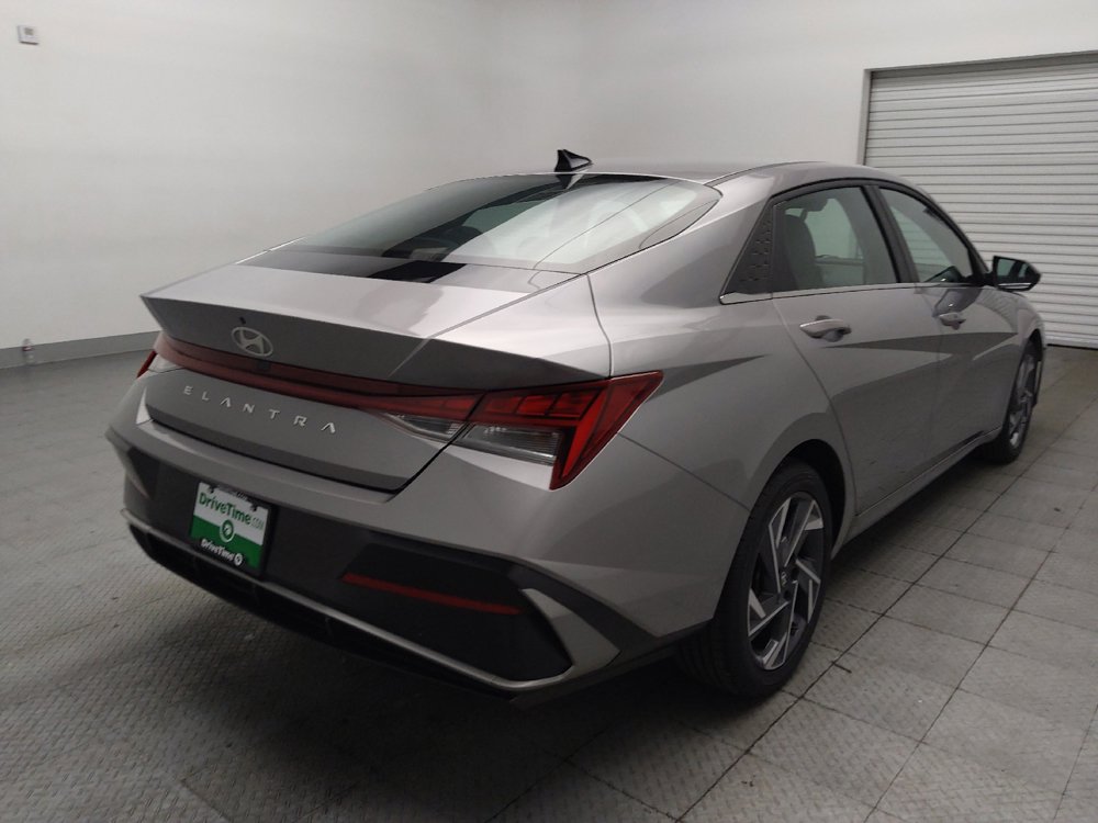 Used 2025 Hyundai Elantra SEL FWD image 9