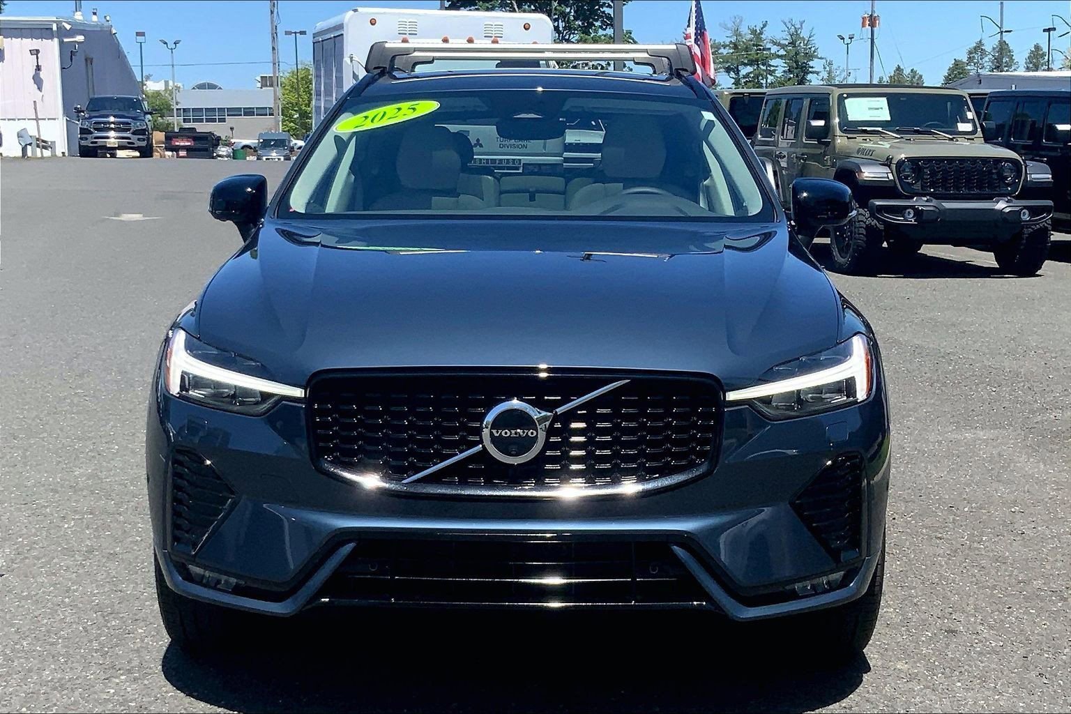 Used 2025 Volvo XC60 B5 Plus w/ Climate Package AWD/4WD image 3
