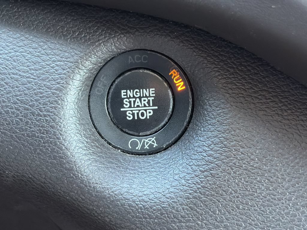 Used 2017 Jeep Cherokee Overland w/ Technology Group FWD image 25