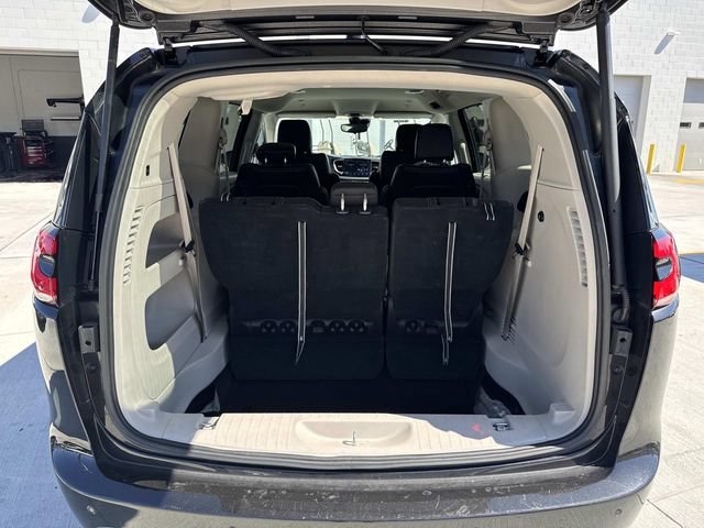 Used 2023 Chrysler Pacifica Touring-L FWD image 8
