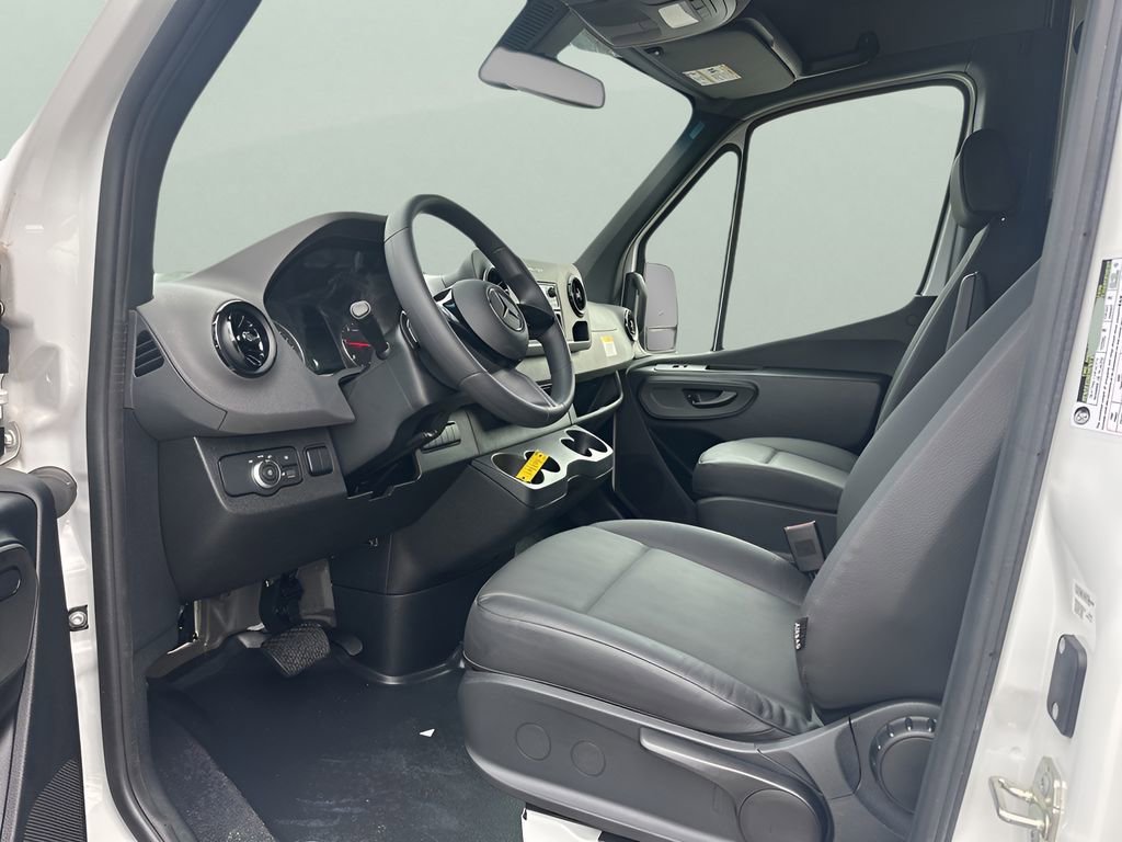 Used 2025 Mercedes-Benz Sprinter 2500 image 9