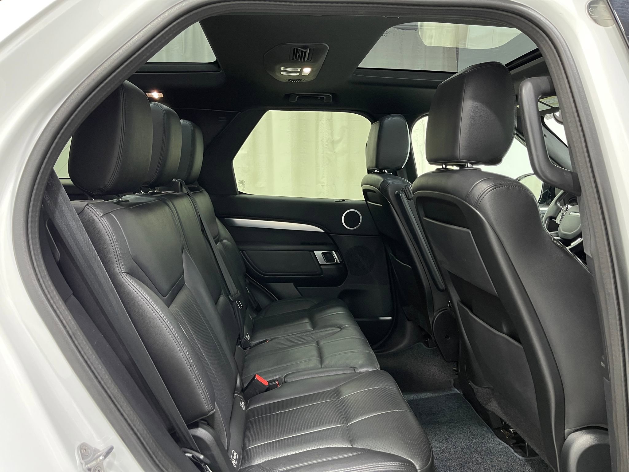 Used 2020 Land Rover Discovery Landmark AWD/4WD image 32