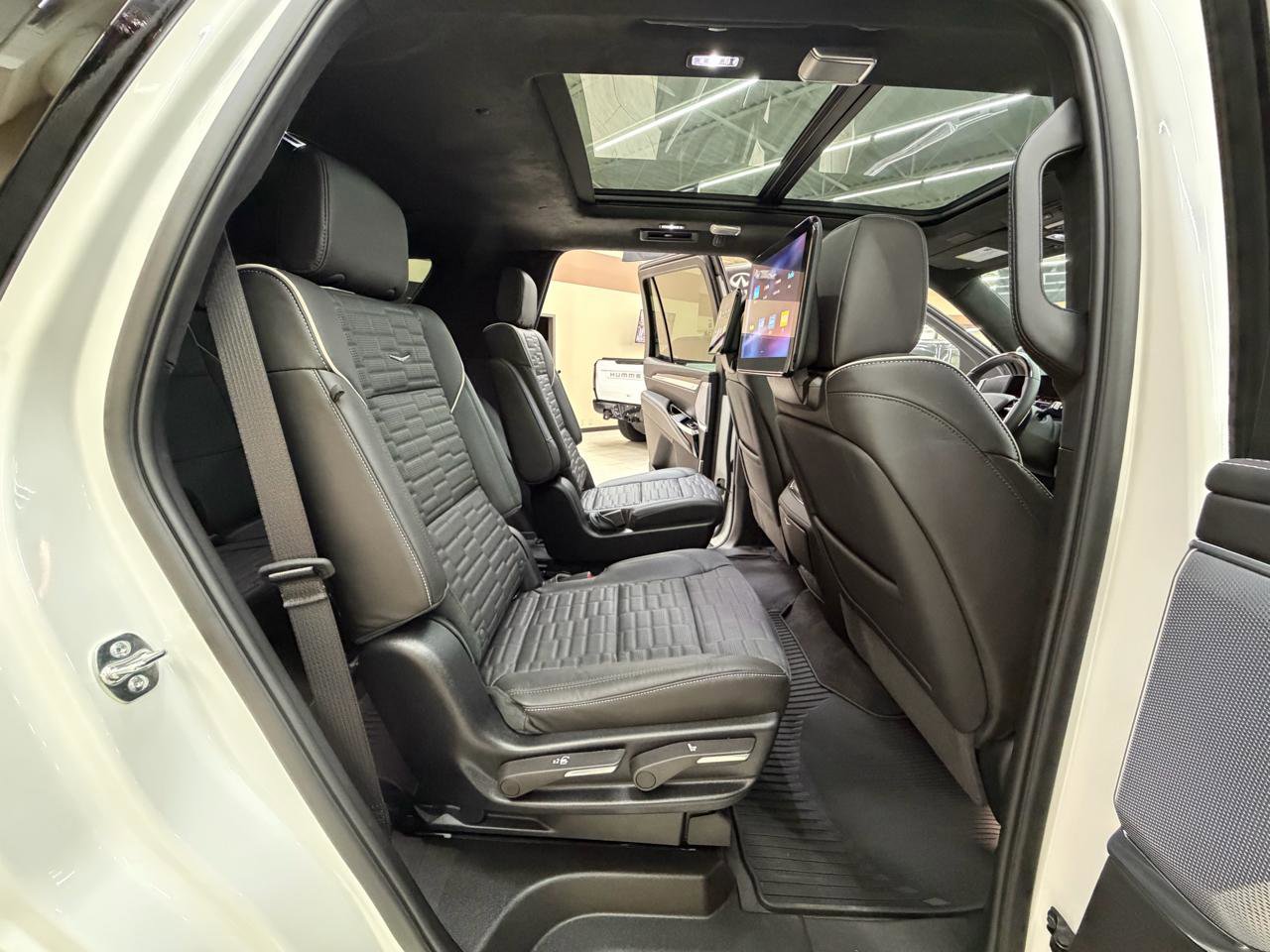 Used 2025 Cadillac Escalade V w/ LPO, ONYX Package image 53