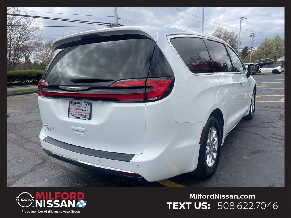 Used 2024 Chrysler Pacifica Touring-L FWD image 5